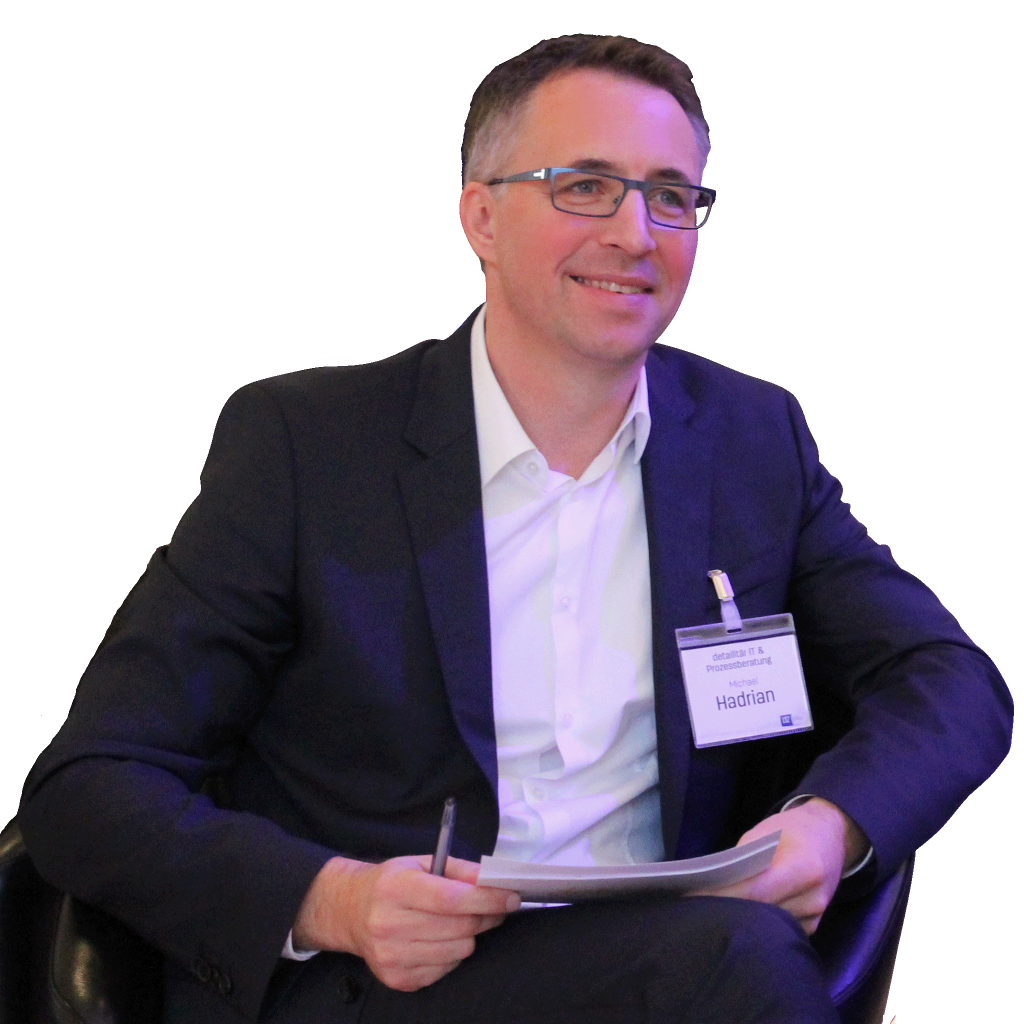 Michael Hadrian sitzend